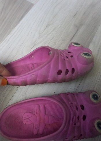 Diğer Kızlar için Pembe Tokalı Terlik