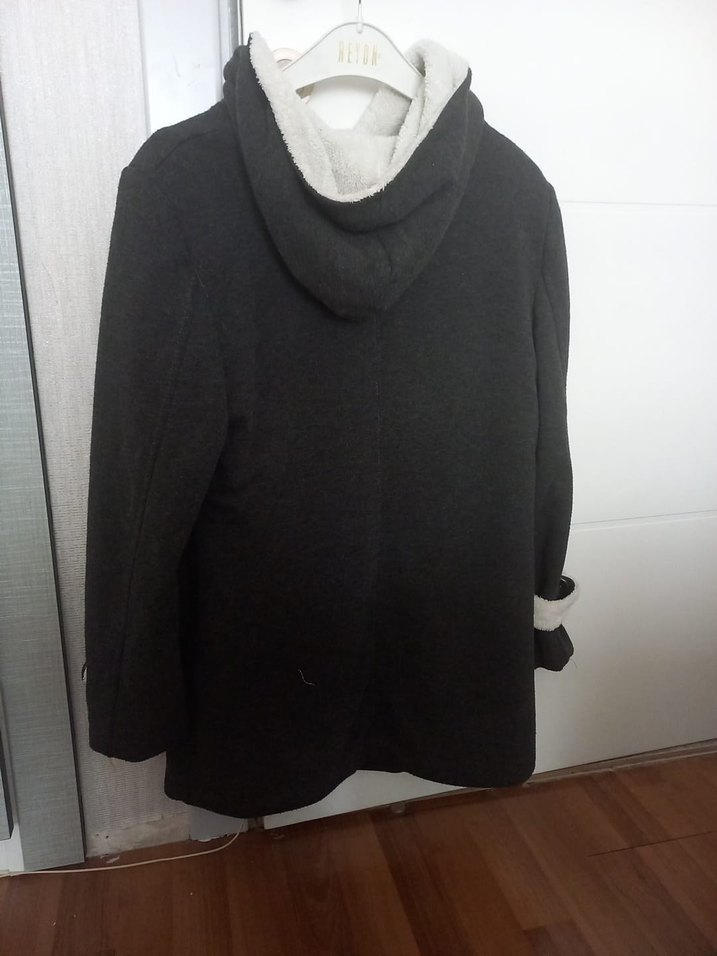 Kapüşonlu çift düğmeli içi kalın güzel kaban - Görsel 2