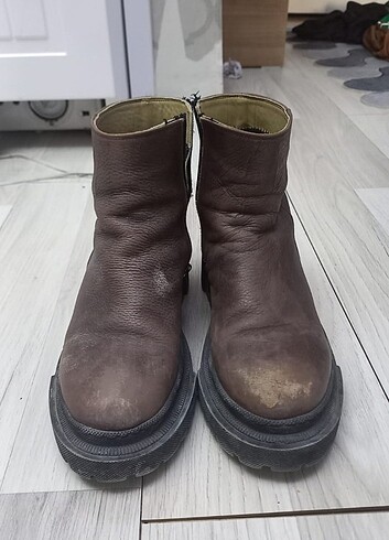 39 Beden kahverengi Renk Yurtdışından alındı 39 numara yırtığı söküğü yok sadece boyanaca