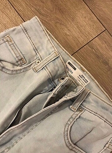 34 Beden mavi Renk Bershka jean
