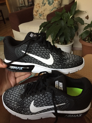 Orjinal Nike AirMax 2 gün giyildi sadece 400 tl verildi kutusu v