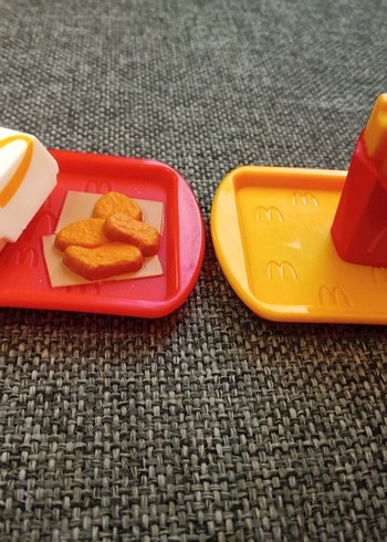 Çocuklar için renkli sarı tabak ve oyuncak seti 2 li - Görsel 4