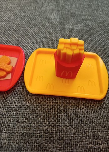 Çocuklar için renkli sarı tabak ve oyuncak seti 2 li - Görsel 5