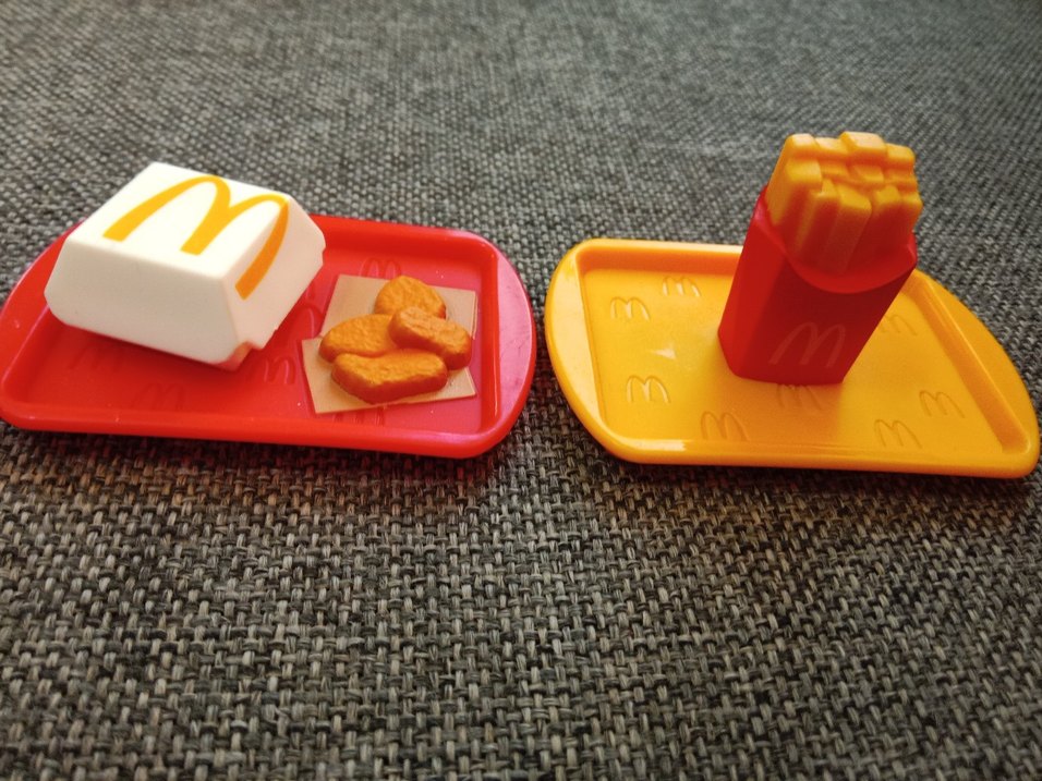 Çocuklar için renkli sarı tabak ve oyuncak seti 2 li - Görsel 4