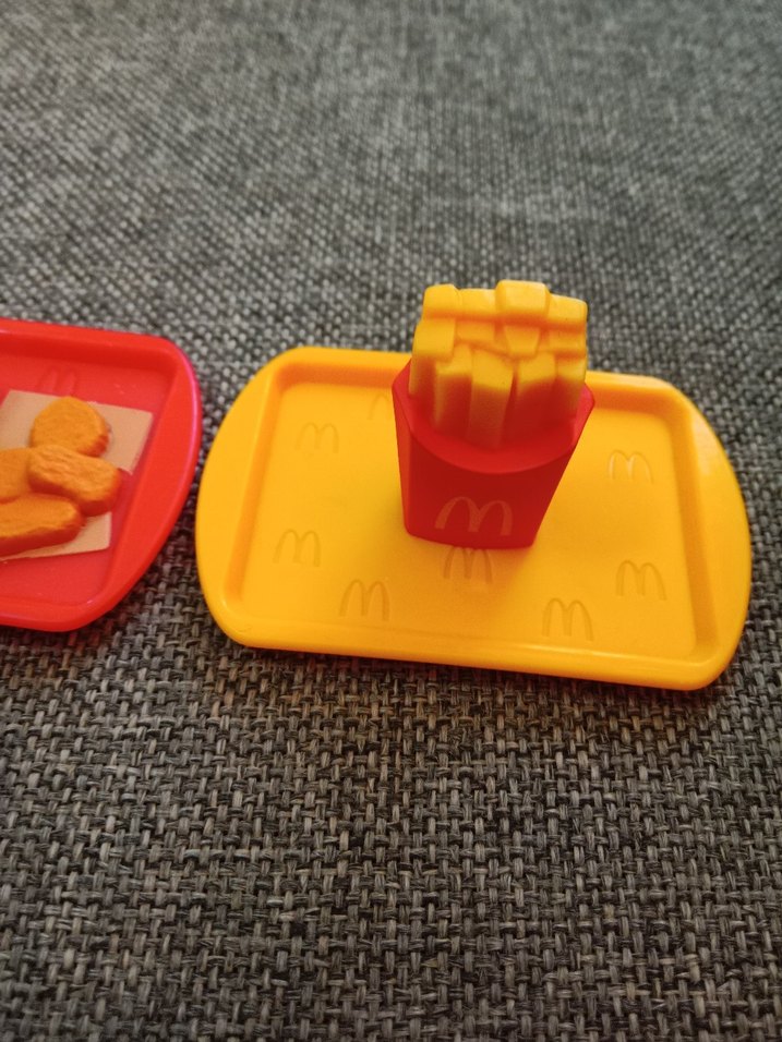 Çocuklar için renkli sarı tabak ve oyuncak seti 2 li - Görsel 3