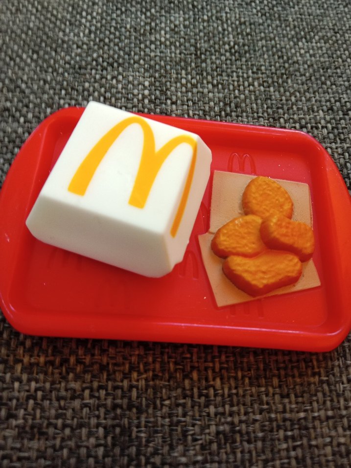 Çocuklar için renkli sarı tabak ve oyuncak seti 2 li - Görsel 2