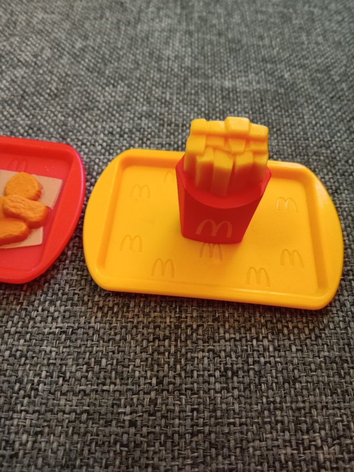 Çocuklar için renkli sarı tabak ve oyuncak seti 2 li - Görsel 5