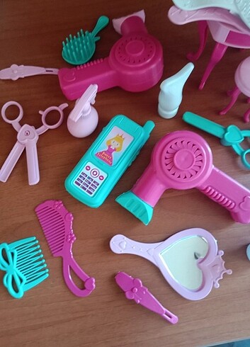 Barbie 26 parça Barbie bebek yeni kuaför seti