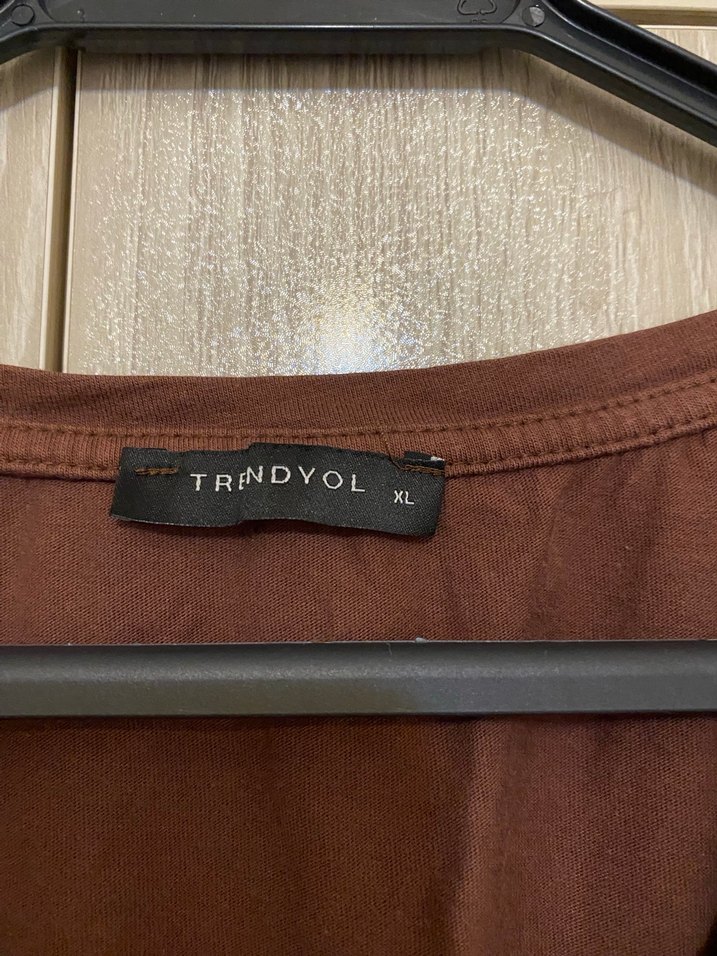 Trendyol  Kahverengi V Yakalı  Tişört - Görsel 2