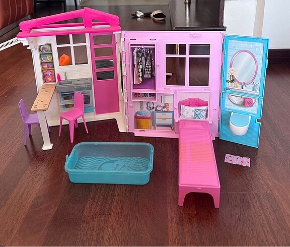 Barbie taşınabilir havuzlu ev