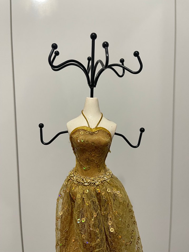 Altın Renkli Parlak Elbise Figürin - Görsel 4