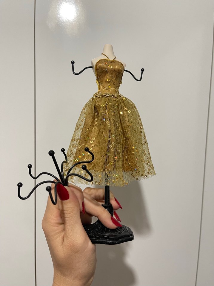 Altın Renkli Parlak Elbise Figürin - Görsel 2