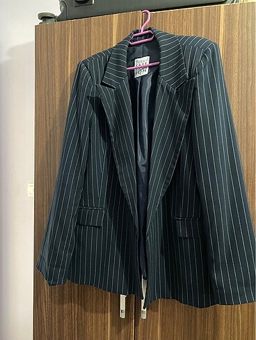 Çizgili vatkalı blazer ceket