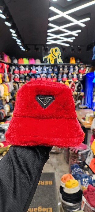 Prada şapka