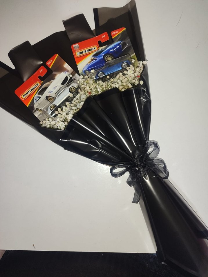 Siyah Kağıtlı Matchbox Araba Buketi - Görsel 2