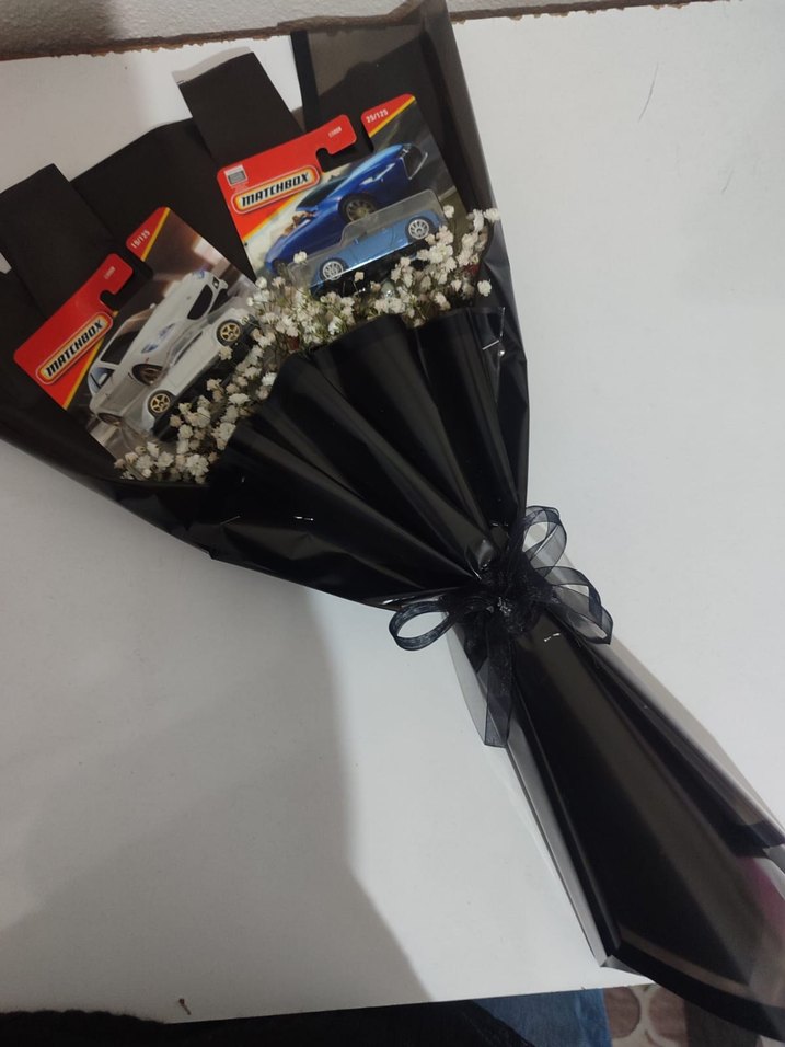 Siyah Kağıtlı Matchbox Araba Buketi - Görsel 3