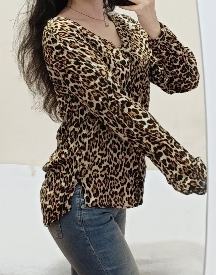 Leopar Desenli V Yaka Kadın Bluz - Görsel 2