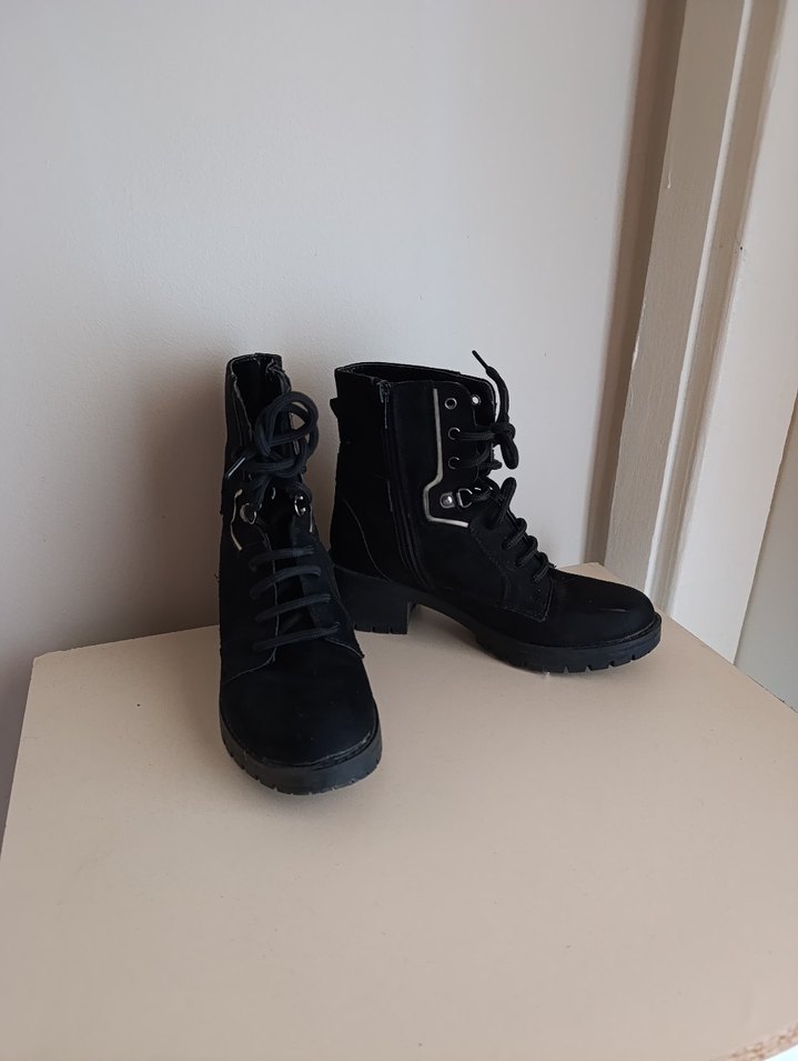 Siyah Süet Bağcıklı Gotik Kadın Bot - Görsel 2