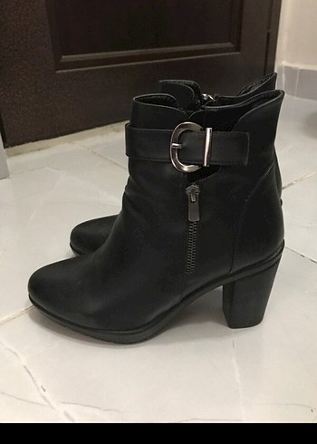 Flo Ayakkabı Siyah Deri Tokalı Kadın Bot