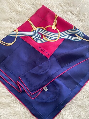  Beden Gucci twill eşarp