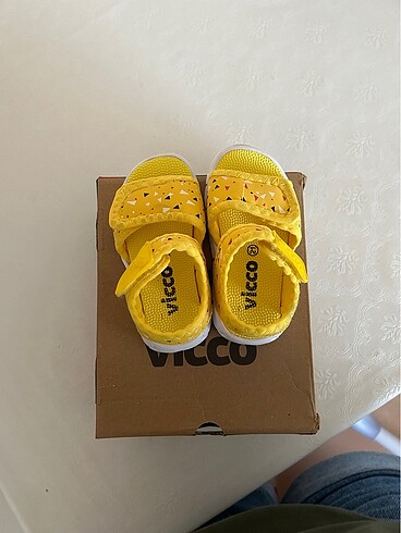 21 Beden Vicco sarı sandalet