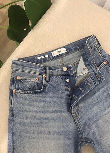 Mango jean.