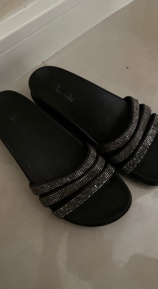 Siyah Kemerli Dolgu Topuk Kadın Terlik - Görsel 2