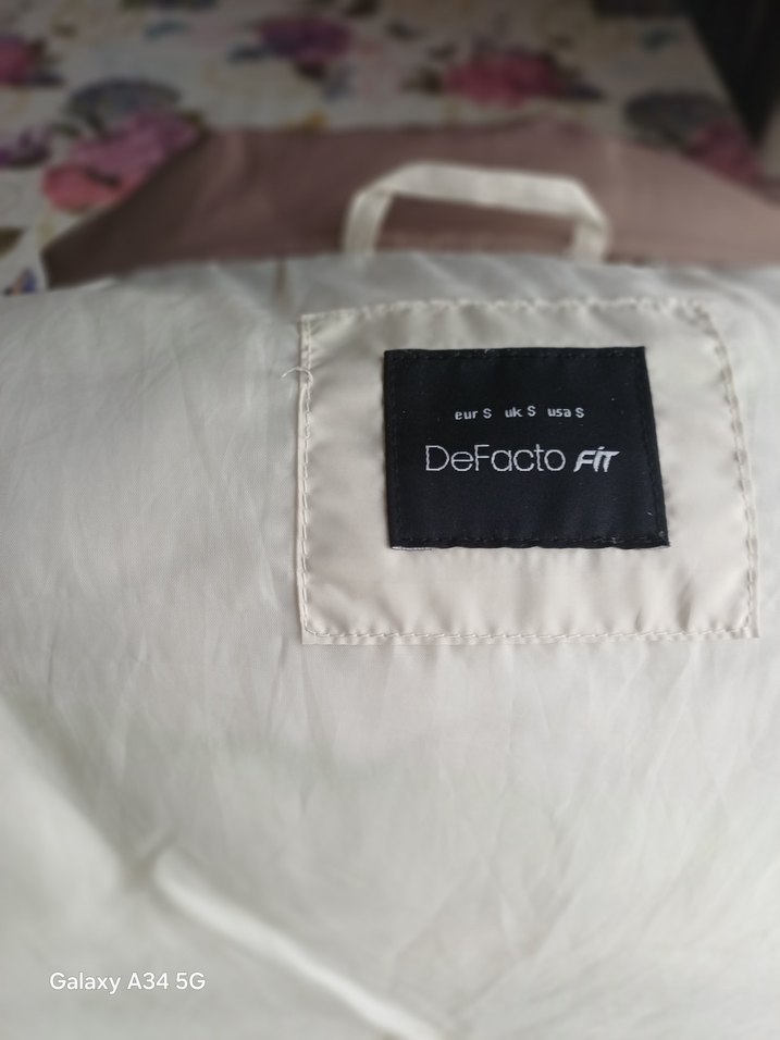 Beyaz ve Gri Kadın Kışlık Şişme Mont - Görsel 2