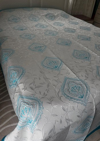 Nakışlı Beyaz Açık Mavi Yatak Örtüsü - Görsel 2