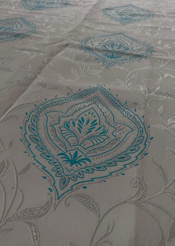 Nakışlı Beyaz Açık Mavi Yatak Örtüsü - Görsel 3