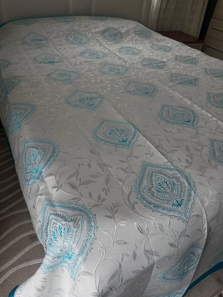 Nakışlı Beyaz Açık Mavi Yatak Örtüsü - Görsel 2