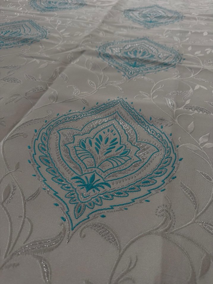 Nakışlı Beyaz Açık Mavi Yatak Örtüsü - Görsel 3