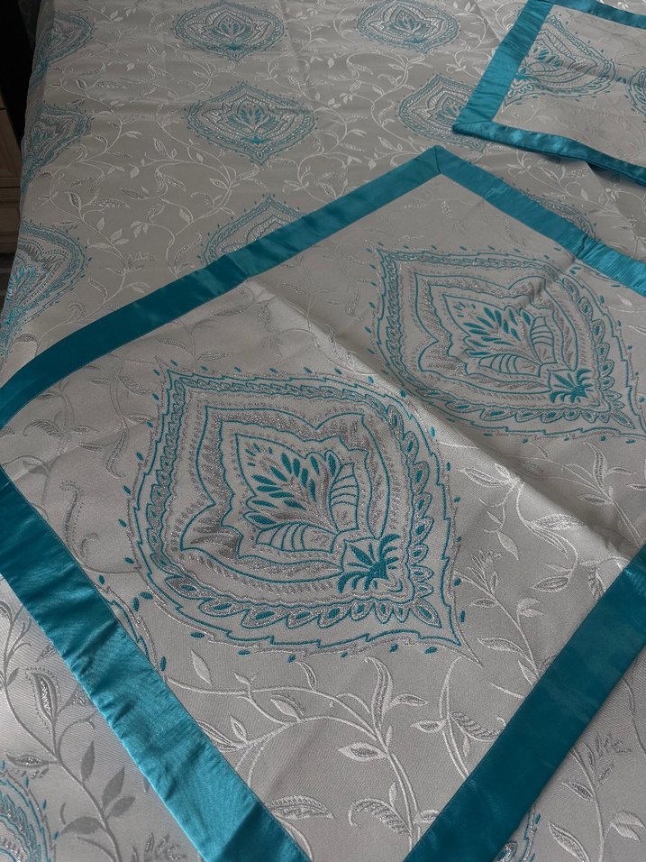 Nakışlı Beyaz Açık Mavi Yatak Örtüsü - Görsel 5