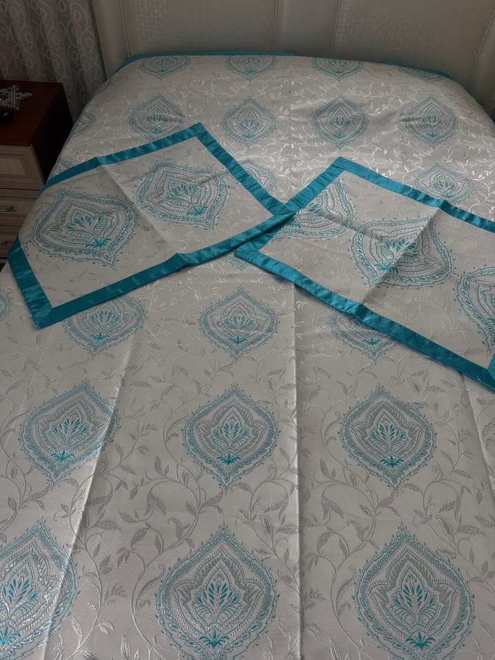 Nakışlı Beyaz Açık Mavi Yatak Örtüsü - Görsel 4