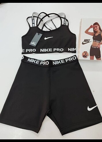 Nike Pro bayan spor takımı 