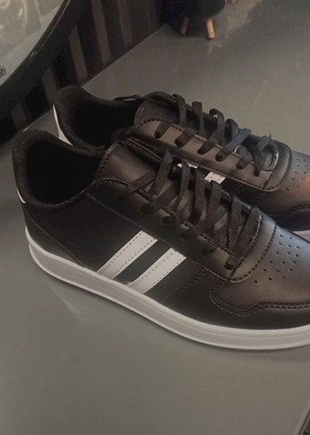 Adidas Siyah Çizgili Bağcıklı Spor Ayakkabı