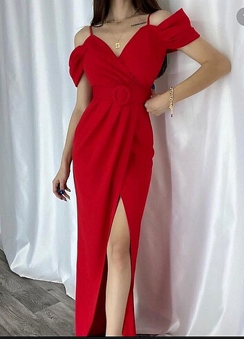 Kırmızı yırtmaçlı abiye elbise 