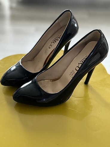 Siyah topuklu stiletto