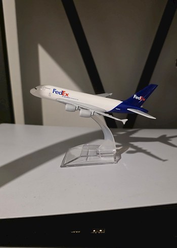 FedEx Uçak Modeli Standlı Beyaz