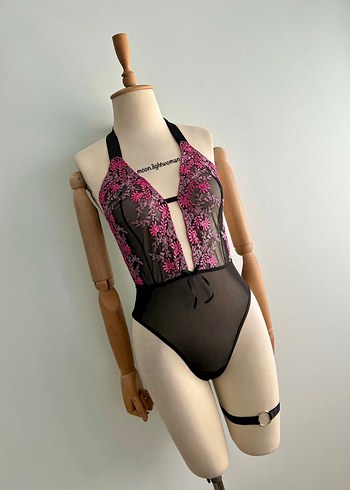 Dantel ve Tül Detaylı Sırtı Açık Bodysuit