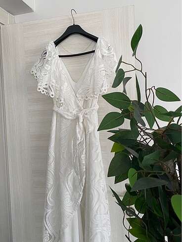 Beyaz güpürlü midi elbise