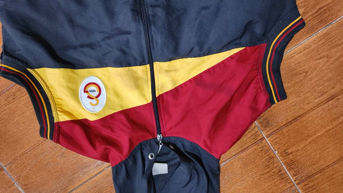 #Erkek yelek mont..Galatasaray..Koltuk ucu sökük, dikilir.. - Görsel 2