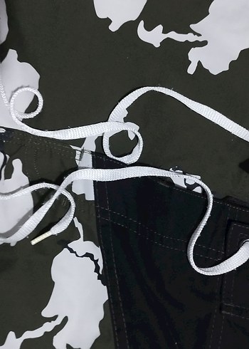 #Şık şort..Ön yapışkan arkası az sökük, dikilir..Eni çekilince - Görsel 2