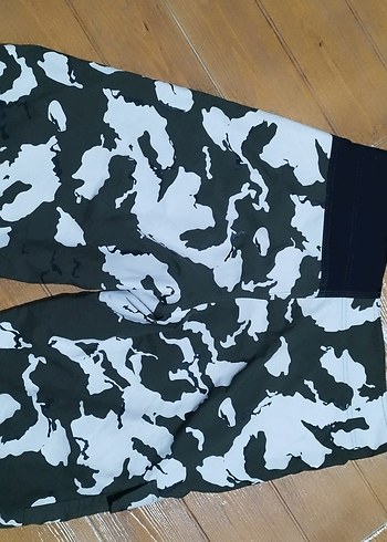 #Şık şort..Ön yapışkan arkası az sökük, dikilir..Eni çekilince - Görsel 9
