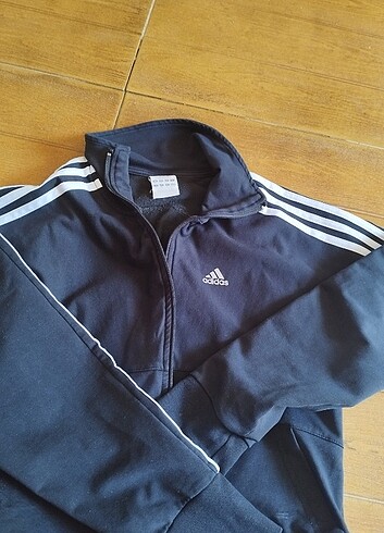 Adidas sweat mont...Siyahtır, renk solması falan yoktur..Aynısın