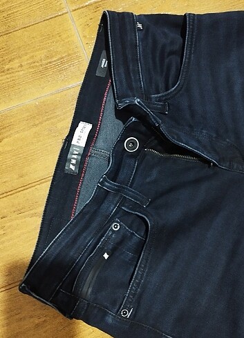 Mavi jeans pantolon..29 yazıyor lakin 30-31 beden giyenlere de o