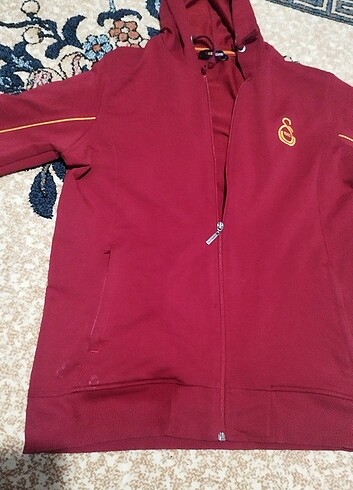 Galatasaray sweat mont..Kolunda leke var..Geçer..Sağlam aynı tip