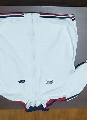 ##Nike likralı spor mont..Lekesi var, kosla ile geçebilir. Bu ti