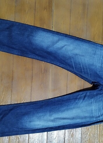 33 Beden #Lee jeans kot pantolon. Eni çekilince 39 Boyu 102 Paça 16 ???