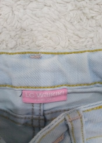 Kızlar için Beyaz Düğmeli Denim Şort - Görsel 2